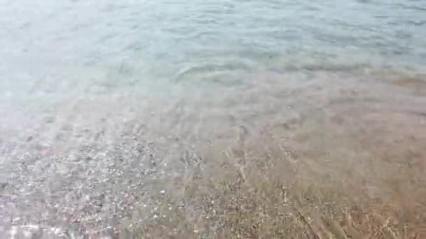 卵石上的浪花拍得紧紧的 海上冲浪 海浪在海滨卵石上奔流 夏日海上及海岸度假的概念 — 图库视频影像