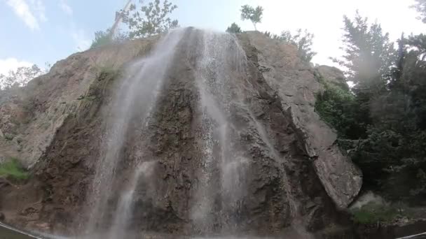 滝や自然の岩を閉じます 岩に衝突する水の終わりそして泡になる — ストック動画