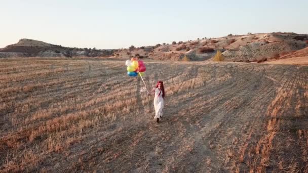 Menina Alegre Feliz Com Balões Correndo Através Prado Pôr Sol — Vídeo de Stock