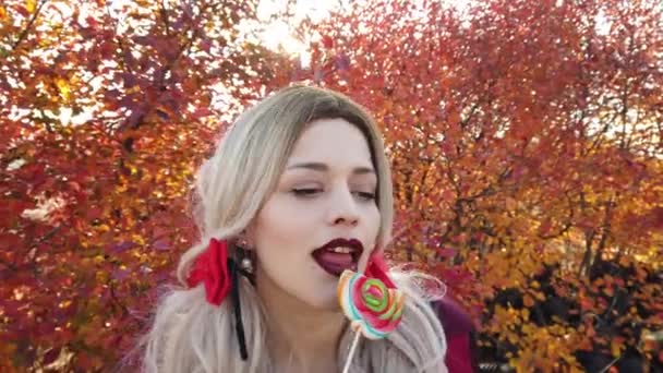 Sexy Blonde Meid Die Lolly Eet Beauty Glamour Model Vrouw — Stockvideo