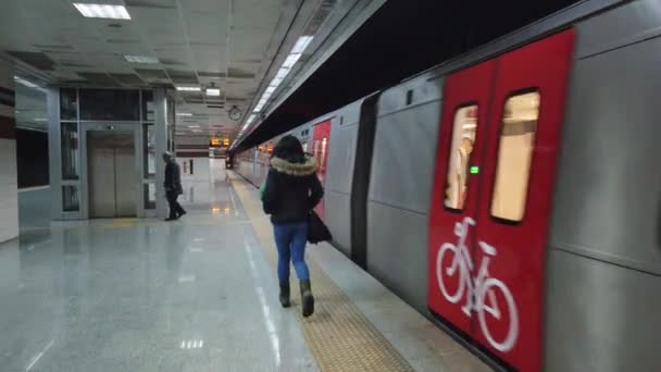 アンカラ トルコ 2020年2月26日 トルコのアンカラにある地下鉄駅のホームで列車を待っている人々 トルコの都市生活 公共交通機関の概念 — ストック動画