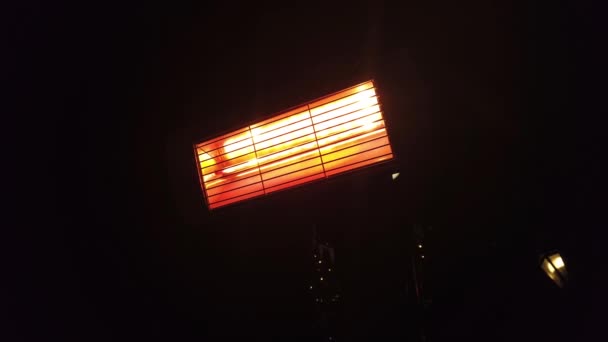 電気赤外線ヒーターは家に熱を与える 電気ヒーター 赤外線ランプを閉じます 家のための居心地の良い暖かさ — ストック動画