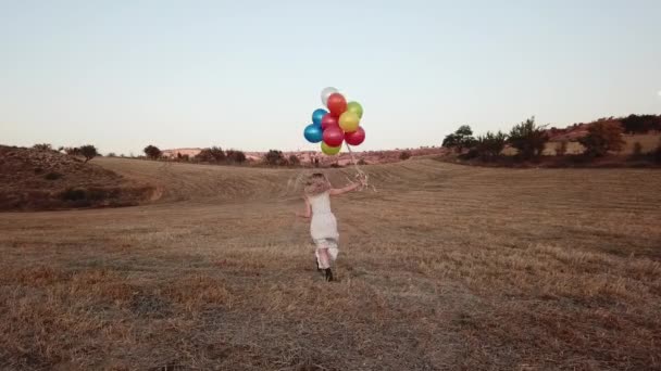 Chica Alegre Feliz Con Globos Corriendo Por Prado Atardecer Naturaleza — Vídeo de stock