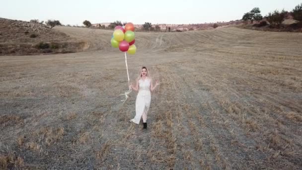 Ευτυχισμένο Χαρούμενο Κορίτσι Μπαλόνια Τρέχει Όλη Λιβάδι Στο Ηλιοβασίλεμα Στη — Αρχείο Βίντεο