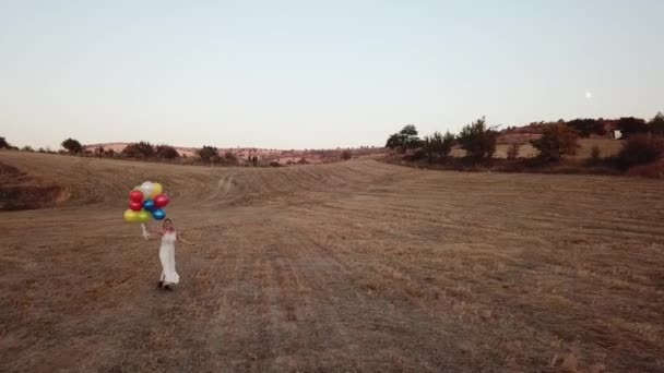 Chica Alegre Feliz Con Globos Corriendo Por Prado Atardecer Naturaleza — Vídeos de Stock