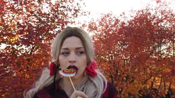 Lolipop Yiyen Seksi Sarışın Kız Glamour Model Kadını Renkli Lolipop — Stok video