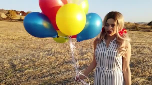 Menina Alegre Feliz Com Balões Correndo Através Prado Pôr Sol — Vídeo de Stock