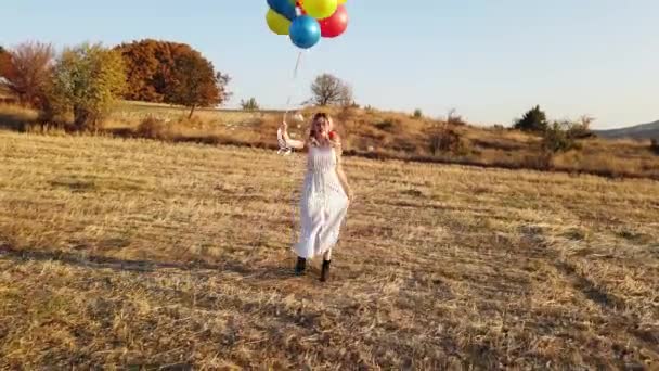 Felice Ragazza Allegra Con Palloncini Che Corrono Attraverso Prato Tramonto — Video Stock