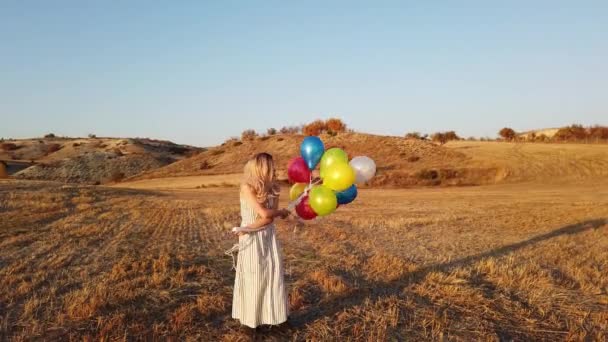 Mutlu Neşeli Kız Balonlarla Yazın Gün Batımında Doğada Çayırlarda Koşuyor — Stok video