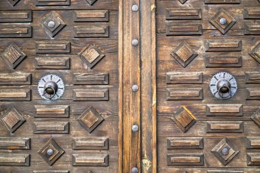 Halkalı eski ahşap kapılar - Görüntü 