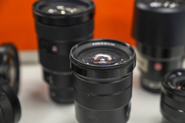 Profesyonel bir kamera lensini kapat