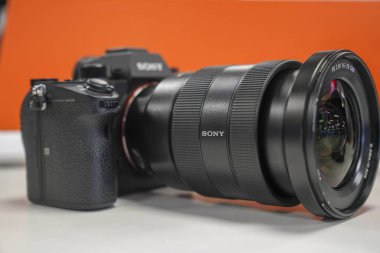 Ankara, Türkiye 07 Şubat 2020: Sony FE 2.8 / 24-70 mm GM lensli Sony A9 aynasız kamera editoryal kullanım için çekim