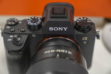Ankara, Türkiye 07 Şubat 2020: Sony FE 2.8 / 24-70 mm GM lensli Sony A9 aynasız kamera editoryal kullanım için çekim