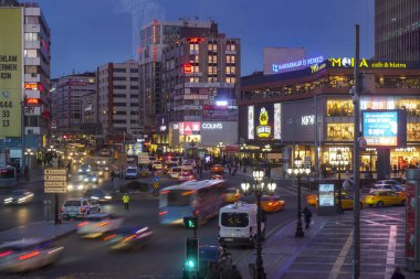 Ankara, Türkiye - 29 Şubat 2020: Zaman atlamalı Kizilay Meydanı ve Ankara 'nın başkenti Ankara gökdeleni. Atatürk Caddesi 'nde yürüyen bir sürü insan var. 