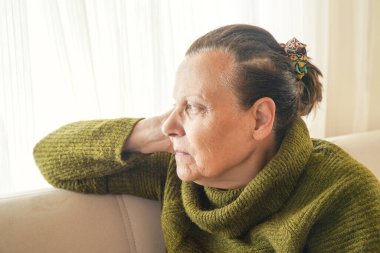 Pencereden dışarı bakan yaşlı kadın.. 