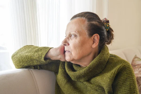 Pencereden dışarı bakan yaşlı kadın.. 