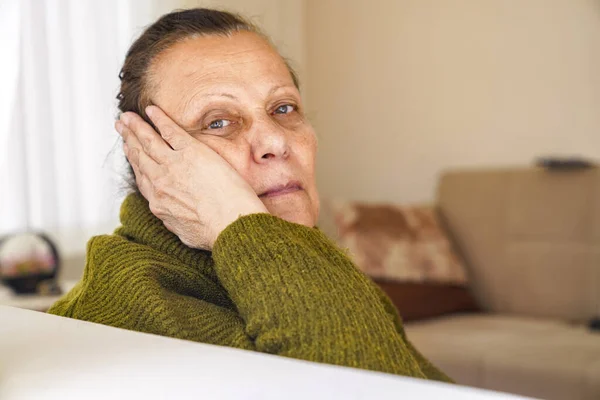 Pencereden dışarı bakan yaşlı kadın.. 