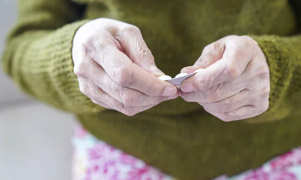 Pirulák Egy Végzős Kezében Fájdalmas Öregség Idősek Egészségéről Való Gondoskodás — Stock Fotó