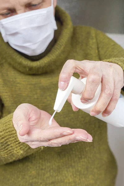 Handrengöringsgel Häll Rengöringsmedel Handgel Kvinnlig Hand — Stockfoto