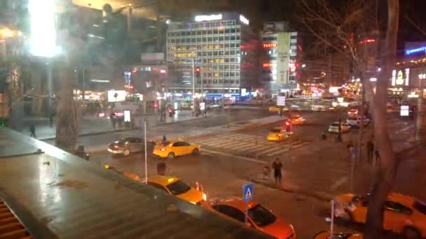 アンカラ トルコ 2020年2月26日 時間経過キジレ広場と超高層ビル トルコ アンカラの首都 道路を渡って多くの人が歩いているAtaturk通り — ストック動画