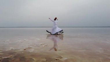 Gün batımı ve denizde dönme, Sufi. Sufi girdabı (Türkçe: Semazen), Sufiler arasında ortaya çıkan bir Sama ya da fiziksel olarak aktif meditasyondur. 4k