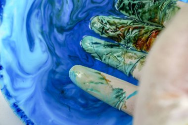 Arka plan olarak kullanmak için akrilik karışımının yakın plan soyut rengi. Mermer desenli akrilik doku, mavi mermer arkaplan