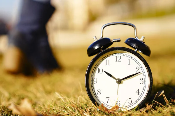 Imagen Del Cambio Hora Primavera Concepto Verano Reloj Despertador Vintage —  Fotos de Stock