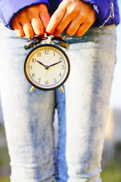 Reloj Despertador Negro Mano Una Mujer Fondo Del Natre Imagen —  Fotos de Stock