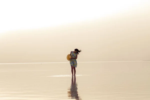 Женщина Идущая Морю Закате Пляжный Летний Отдых Отдых Путешествия Концепции — стоковое фото
