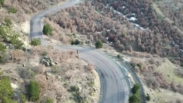 Coche Viajando Por Carretera Montaña Bosque Paisaje Otoño Viaje Viaje — Vídeo de stock