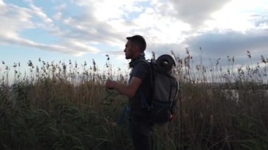 Sırt çantalı adam sahada.