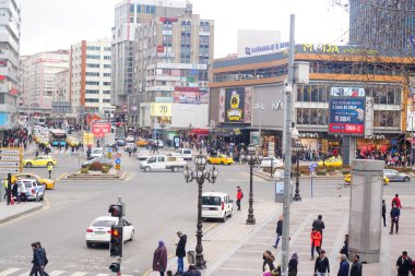 Ankara, Türkiye - 26 Şubat 2020: Zaman aşımına uğramış Kizilay Meydanı ve Ankara 'nın başkenti Ankara, Ankara. Atatürk Caddesi 'nde yürüyen bir sürü insan var. 