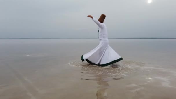 日没と海での旋回スーフィー スフィ トルコ語 Semazen スフィに由来するサマまたは身体活動的な瞑想の一種である — ストック動画