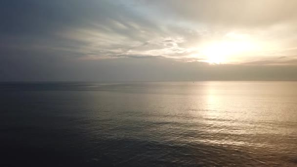 Shot Van Een Prachtige Zonsondergang Het Strand Zonsondergang Zee Drone — Stockvideo