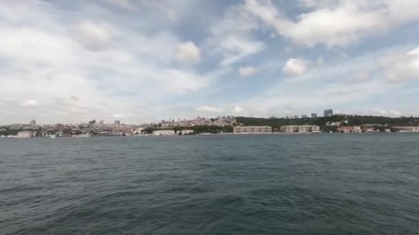 Zeilen Een Jacht Het Bosporus Zeewater Bij Kust Van Turkije — Stockvideo