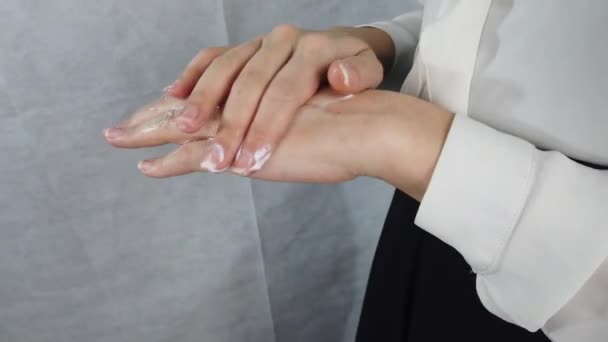 Mooie Vrouw Toepassing Van Crème Haar Handen Huidverzorging Massage Cosmetologie — Stockvideo
