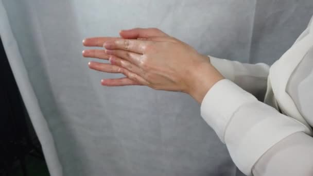 Όμορφη Γυναίκα Εφαρμόστε Την Κρέμα Στα Χέρια Της Περιποίηση Δέρματος — Αρχείο Βίντεο