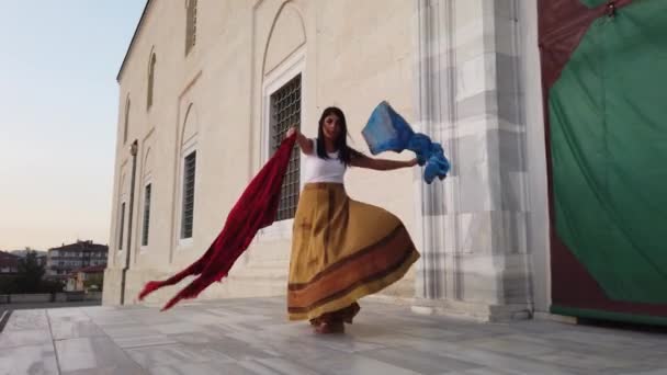 Bailarina Del Vientre Vestido Marrón Traje Está Bailando Una Danza — Vídeos de Stock