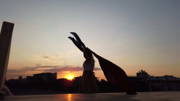 Kahverengi Elbiseli Göbek Dansçısı Takım Elbiseli Doğu Dansı Yapan Bir — Stok video