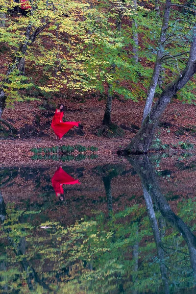 Mujer Bosque Otoño Reflejo Cuento Hadas Lago Mujer Moda Pie —  Fotos de Stock