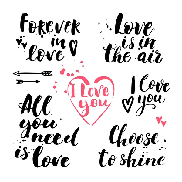 Conjunto vectorial de letras dibujadas a mano. Cita inspiradora. Siempre enamorada. El amor está en el aire. Te quiero. Te quiero. Decorativo dibujado a mano letras de tinta sobre el amor . — Vector de stock