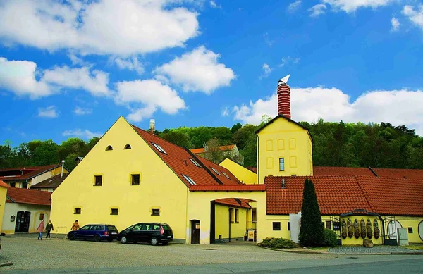 Vista de rua da cervejaria Cerna Hora (Montenegro) na região da Morávia do Sul com estátuas de proprietários de cervejarias em Montenegro . — Fotografia de Stock