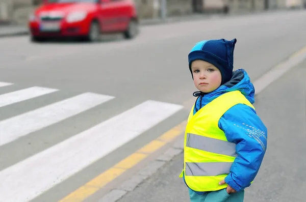 Dziecko przed przejściem dla pieszych. — Zdjęcie stockowe