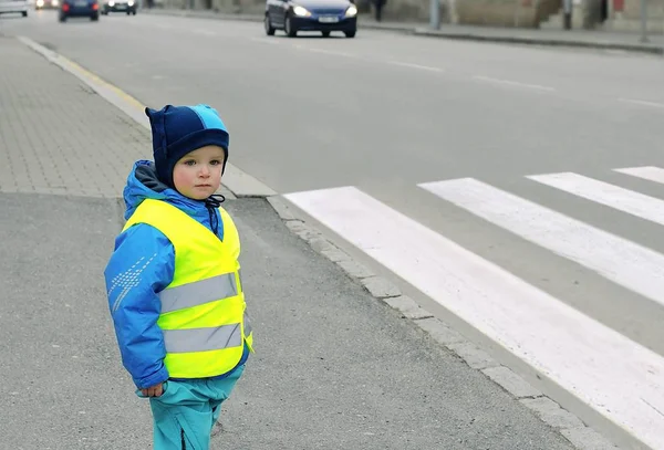 Dziecko Przed Przejściem Dla Pieszych Mały Chłopiec Dowiaduje Się Czy — Zdjęcie stockowe