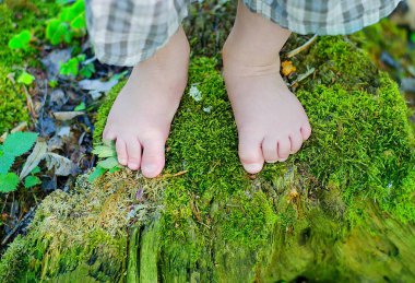 Yeni yürümeye başlayan çocuklar çıplak ayakla