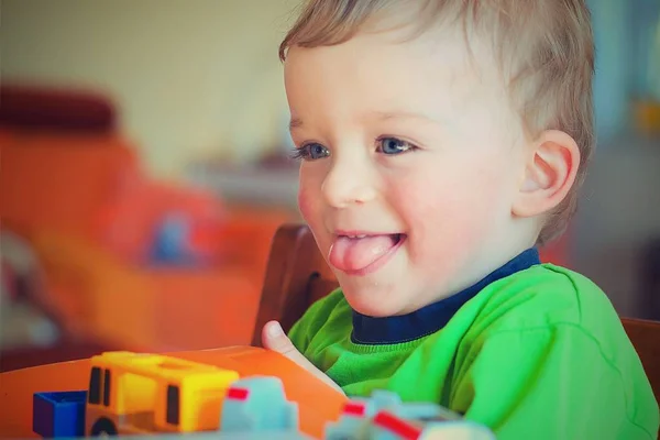 Щасливий хлопчик стирчить язиком . — стокове фото