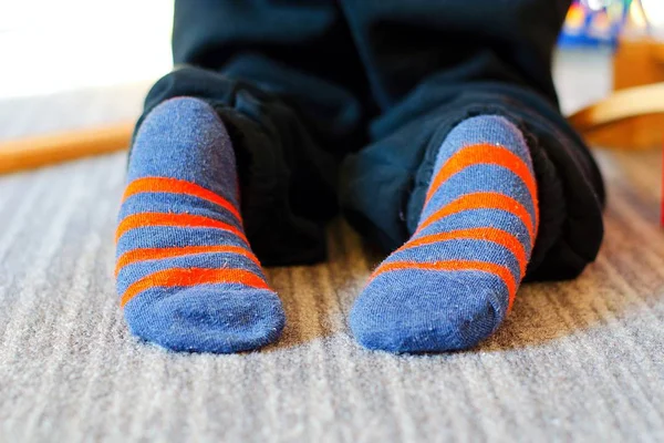 Детские ноги без тапочек дома . — стоковое фото