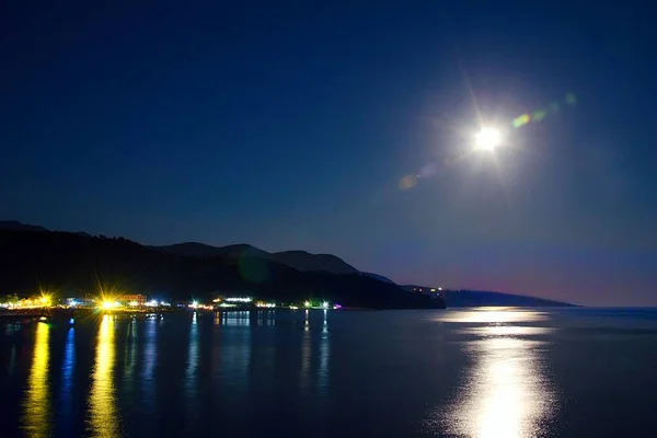 Superficie del mar en Himare durante la noche. Albania — Foto de Stock