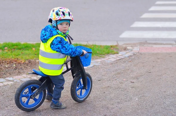 Mały chłopiec jeździ na rowerze. — Zdjęcie stockowe