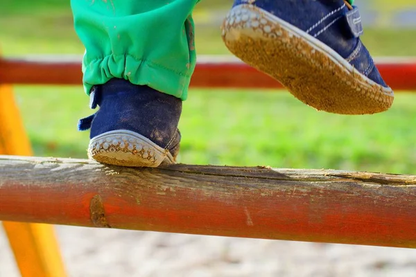 Босоногая обувь на детских ногах . — стоковое фото
